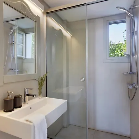 Aphrodite - Elegant Villa, Sea Views, Designer Renovation Амбелас