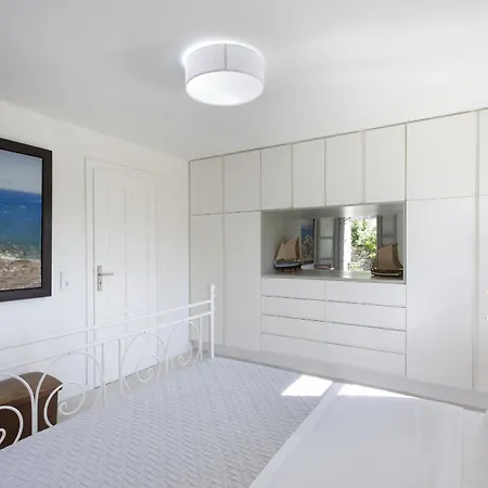 Вилла Aphrodite - Elegant Villa, Sea Views, Designer Renovation