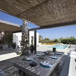 וילה Aphrodite - Elegant Villa, Sea Views, Designer Renovation אמבלאס