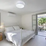 וילה Aphrodite - Elegant Villa, Sea Views, Designer Renovation אמבלאס