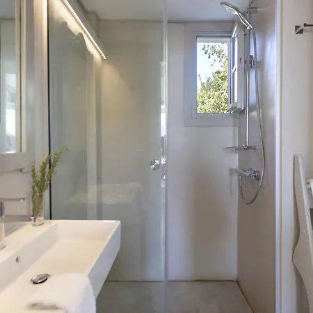 Aphrodite - Elegant Villa, Sea Views, Designer Renovation אמבלאס