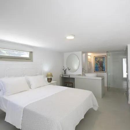 Aphrodite - Elegant Villa, Sea Views, Designer Renovation فيلة