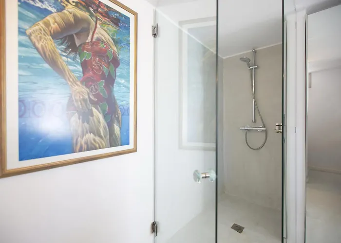 Villa Aphrodite - Elegant Villa, Sea Views, Designer Renovation *